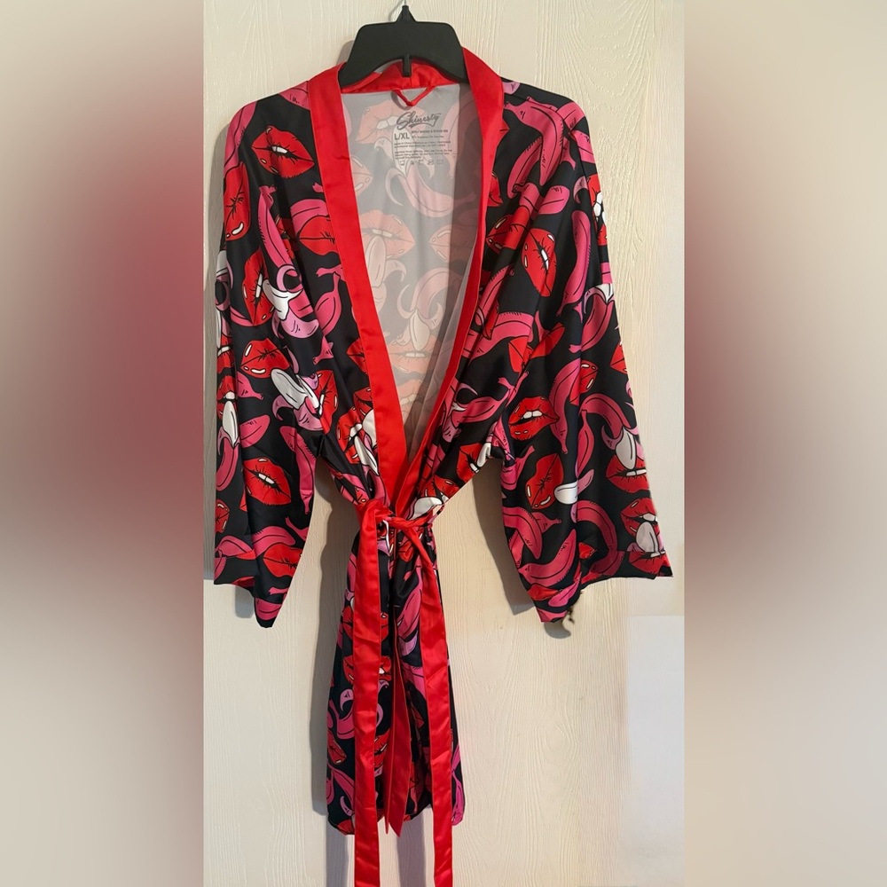Satin Robe with Lip Print - Red and Black